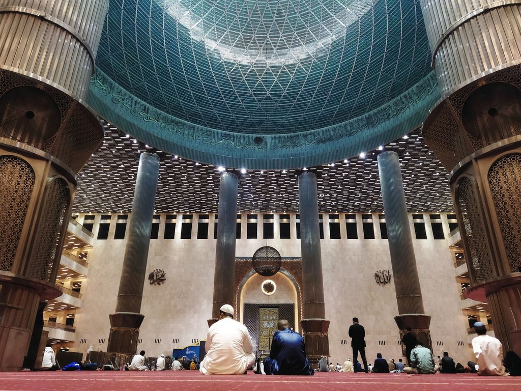 Di bulan Ramadhan, warga dari sejumlah daerah mendatangi Masjid Istiqlal, Jakarta, Senin (25/4/2022) dini hari. Salah satu kegiatan yang dilakukan umat ialah iktikaf, yakni berdiam diri di masjid untuk mendekatkan diri kepada Allah.