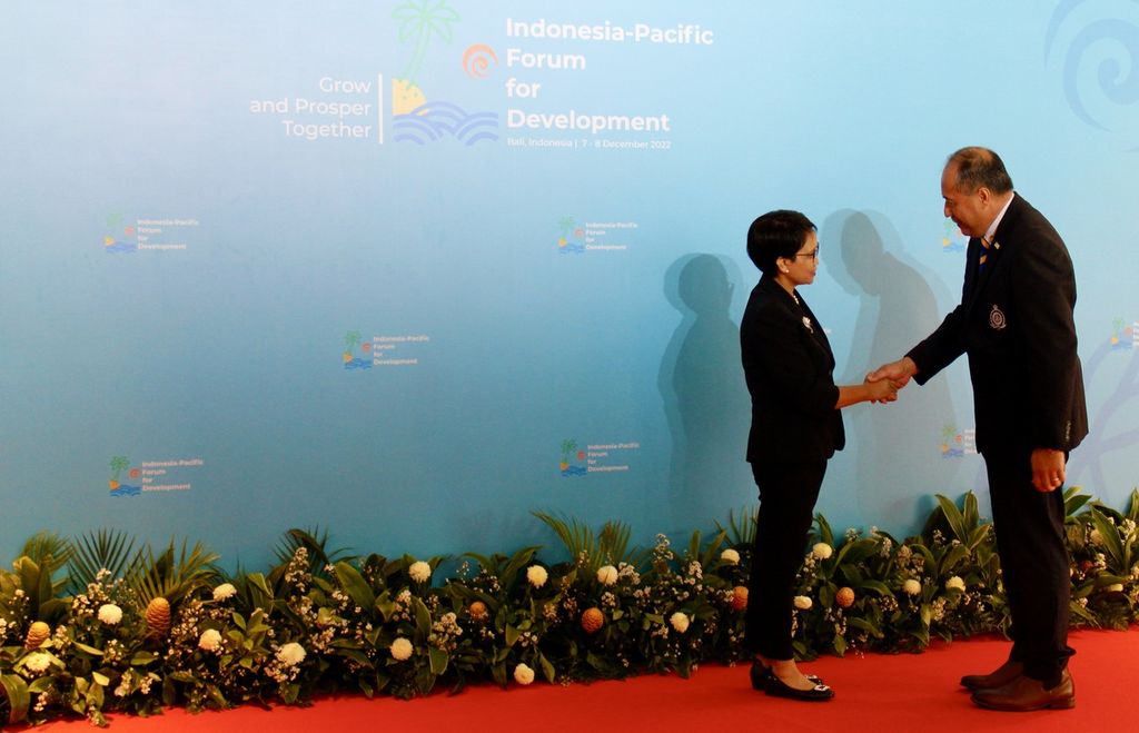 Menteri Luar Negeri RI Retno Marsudi menyambut Menteri Utama Niue Dalton Takelagi menjelang pembukaan Indonesia-Pacific Forum for Development, Rabu (7/12/2022), di Badung, Bali. 