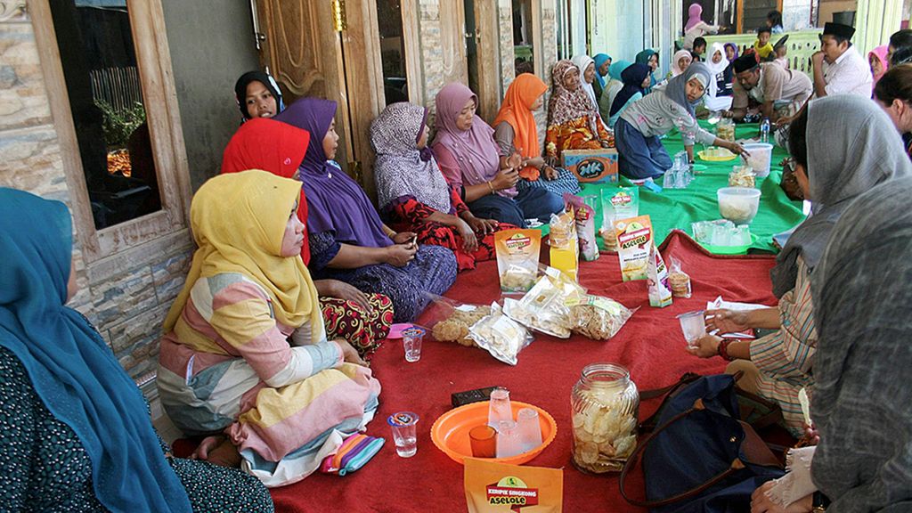 Kelompok perempuan Sumber Makmur di Desa Dundang, Kecamatan Guluk-Guluk, Kabupaten Sumenep, Jawa Timur, mengikuti pelatihan pembuatan kemasan keripik dari umbi-umbian yang didukung oleh Wahid Foundation dan UN Women, Sabtu (7/10). Kelompok yang berdiri sejak tahun 2000 ini telah memulai usahanya dengan biaya sendiri demi perbaikan ekonomi keluarga. 