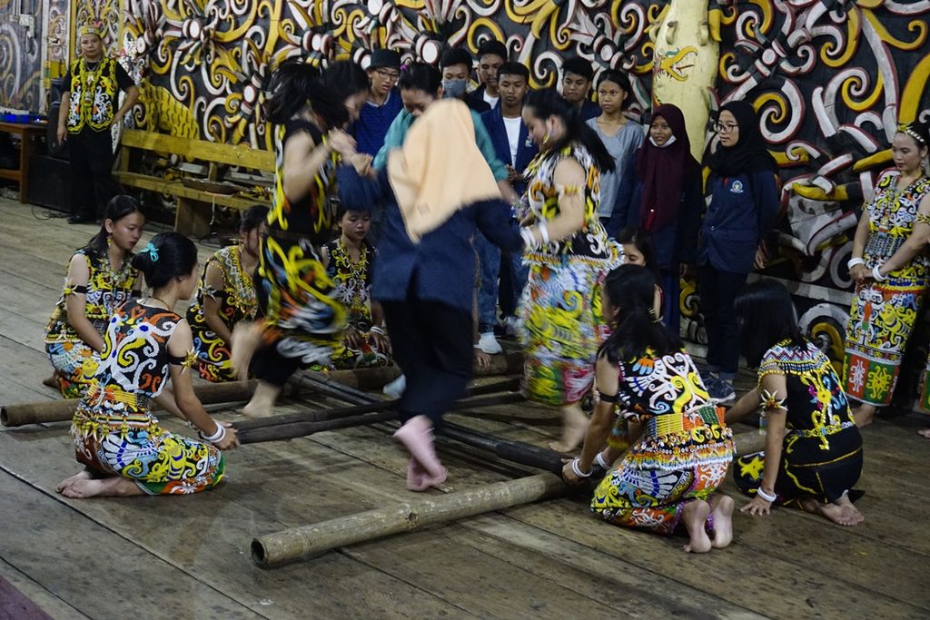 Pengunjung diajak menari tari pampaga dalam pertunjukan mingguan suku dayak di Kelurahan Pampang, Kecamatan Samarinda, Kota Samarinda, Kalimantan Timur, Minggu (29/9/2019).