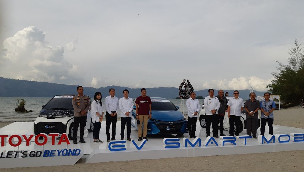 Menteri Pariwisata dan Ekonomi Kreatif Sandiaga Uno, Selasa (19/7/2022), di tengah undangan dan dua jenis mobil listrik produk PT Toyota Astra Motor di Pantai Batu Hoda, Pulau Samosir, Sumatera Utara.