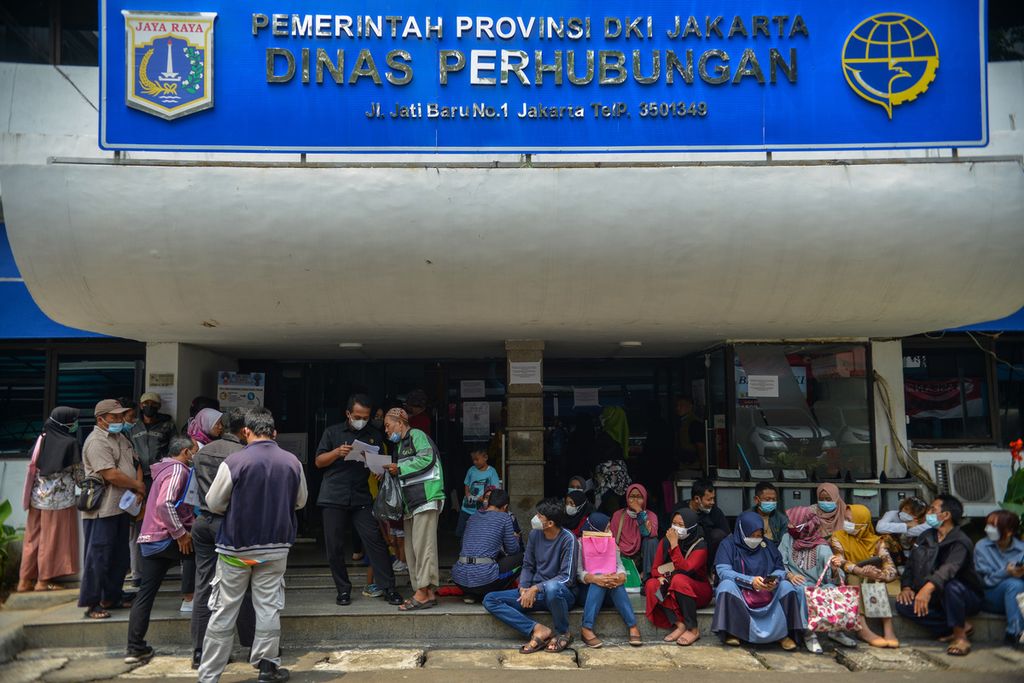 Sejumlah warga menunggu panggilan untuk memverifikasi pendaftaran mudik Lebaran gratis 2023 di depan gedung Dinas Perhubungan DKI Jakarta, Gambir, Jakarta Pusat, Jumat (24/3/2023). 