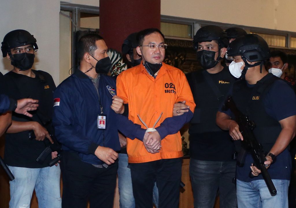 Petugas kepolisian memperlihatkan tersangka bandar besar judi <i>online</i> Apin Bak Kim alias Apin BK setibanya dari Malaysia di Bandara Soekarno-Hatta, Tangerang, Banten, Jumat (14/10/2022). 