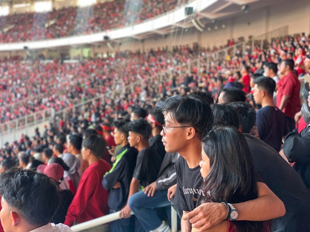 Para suporter menyaksikan <i>leg </i>pertama semifinal Piala AFF 2022 yang mempertemukan Indonesia dengan Vietnam di Stadion Utama Gelora Bung Karno, Jakarta, Jumat (6/1/2023). Sebagian suporter itu adalah perempuan.