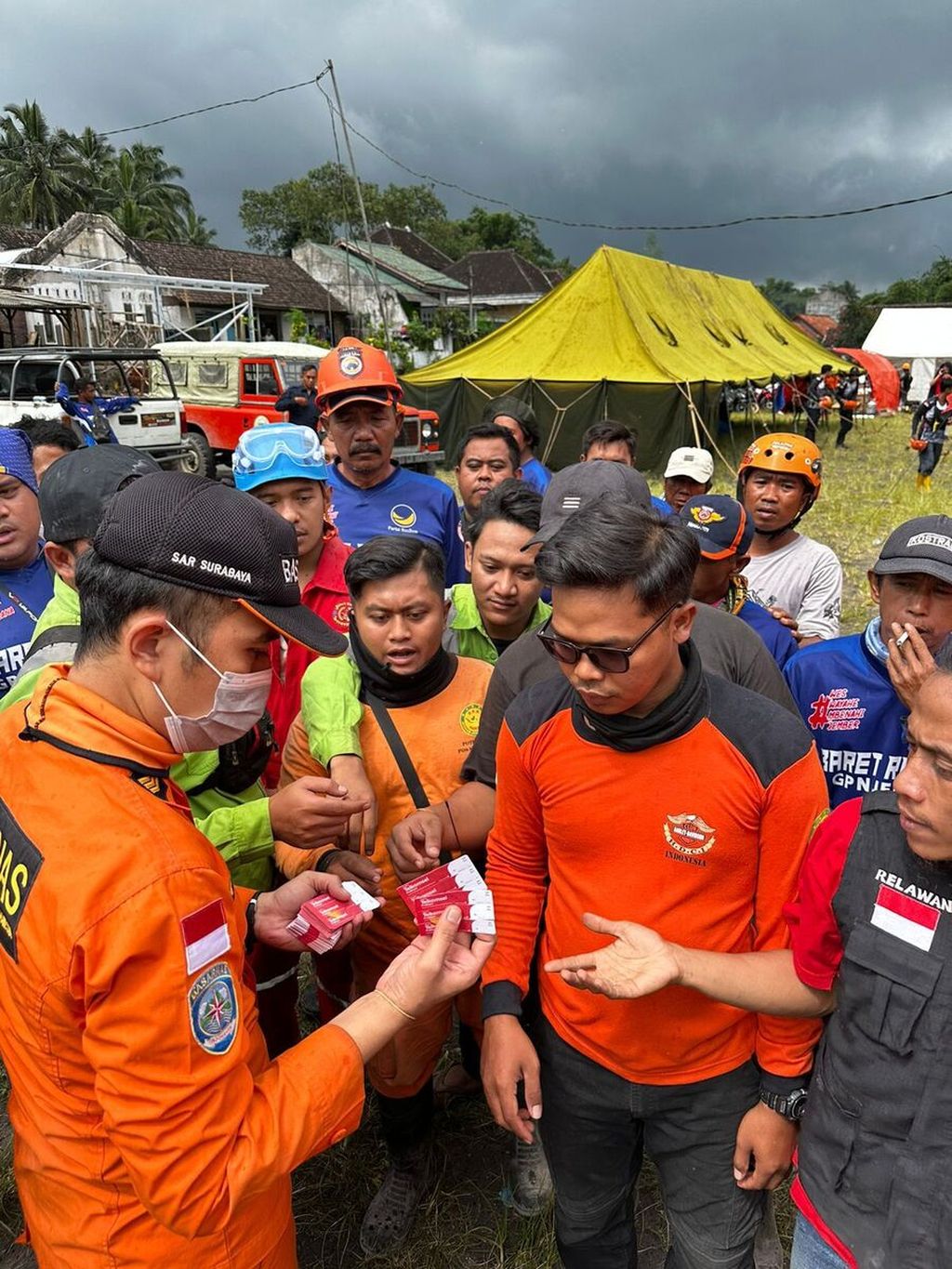 Telkomsel Area Jawa Bali mengirimkan berbagai barang untuk pengungsi erupsi Gunung Semeru ke lokasi posko pengungsian utama di Lapangan Candipuro Lumajang, Jawa Timur, Senin (5/12/2022).
