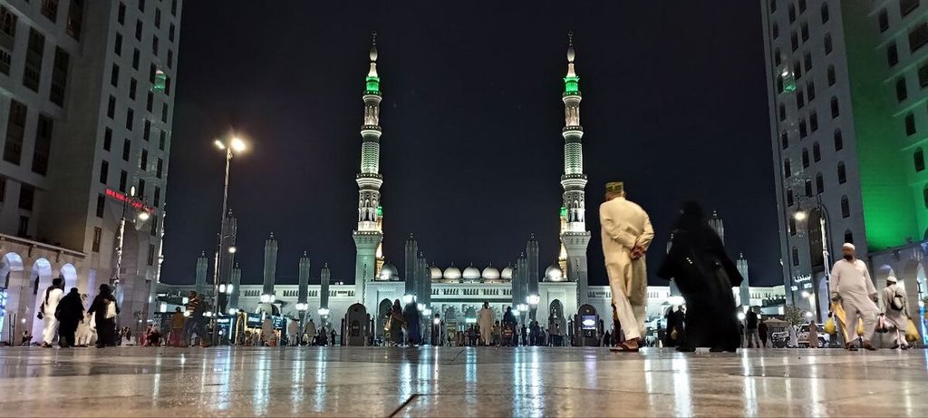 Suasana di depan Masjid Nabawi di Madinah, Arab Saudi, pada malam hari, Minggu (24/7/2022). Masjid ini memiliki pemandangan malam yang indah dengan lampu yang memendar-mendar dari berbagai sudut bangunannya.