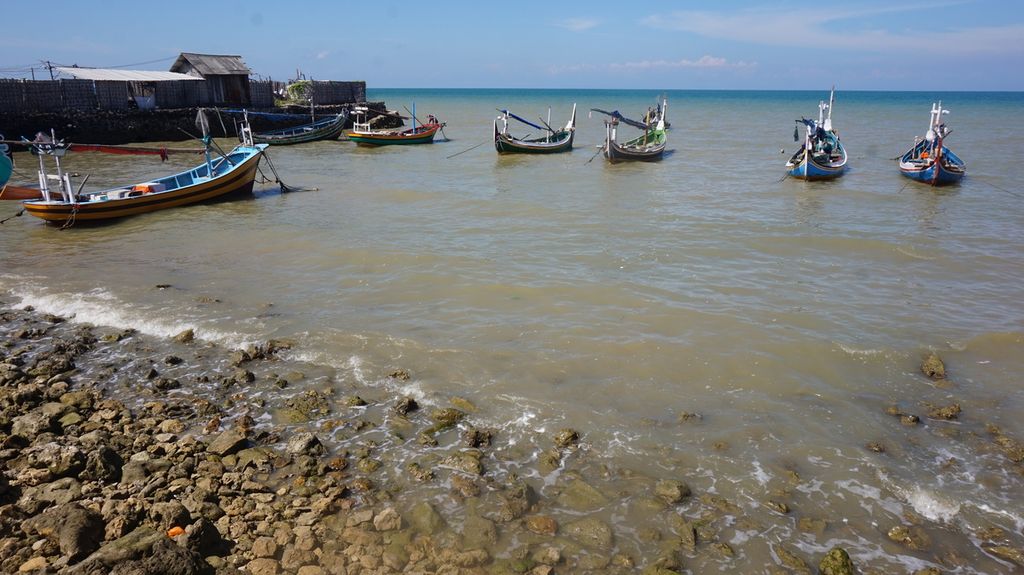 Deretan kapal milik nelayan yang menunda ke laut karena La Nina dan anomali cuaca yang memicu gelombang tinggi. Nelayan menunggu cuaca membaik, seperti terlihat di pesisir selatan Pamekasan, Pulau Madura, Jawa Timur, Senin (20/6/2022). Kehidupan nelayan tradisional amat bergantung pada kondisi perairan dan cuaca yang memengaruhi tangkapan.
