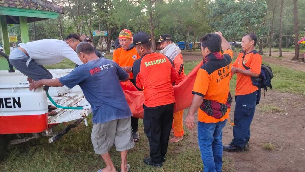 Tim SAR Gabungan menemukan seorang nelayan yang tenggelam di Pantai Logending, Kebumen, Jawa Tengah, Kamis (7/7/2022).