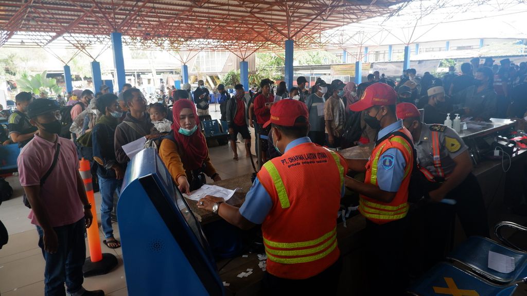 Petugas memeriksa tiket penumpang kapal di Terminal Penumpang Bandarmasih, Pelabuhan Trisakti, Banjarmasin, Kalimantan Selatan pada H-3 Lebaran, Jumat (29/4/2022). 