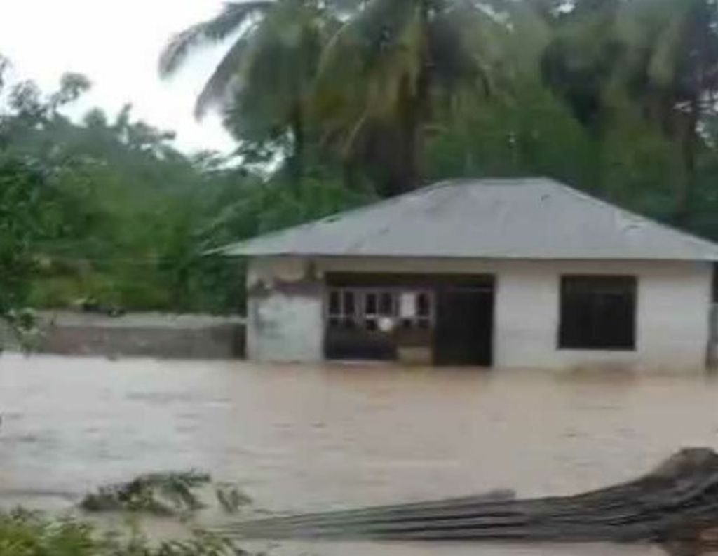 Banjir akibat luapan Sungai Siumate di Kabupaten Kupang, NTT, terjadi pada Kamis (29/12/2022) dini hari, menyebabkan puluhan rumah warga di Desa Tuakau dan Desa Naitae terendam dan ratusan warga mengungsi. Tampak rumah warga di Desa Naitae yang sedang terendam banjir. 