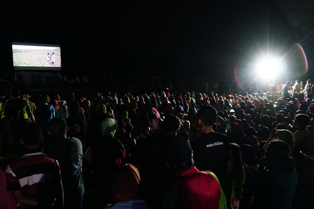 Warga Desa Karangtalun, Bobotsari, Purbalingga, berbondong-bondong menonton film layar tanjleb atau layar tancap pada pembukaan Festival Film Purbalingga, awal Juli 2019, di lapangan desa.