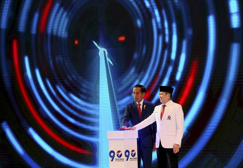 Presiden Joko Widodo didampingi Ketua Umum Partai Perindo Hary Tanoesoedibjo memencet tombol untuk membuka Rapimnas II Partai Perindo, di JCC, Senayan, Jakarta, Rabu (21/3/2018).