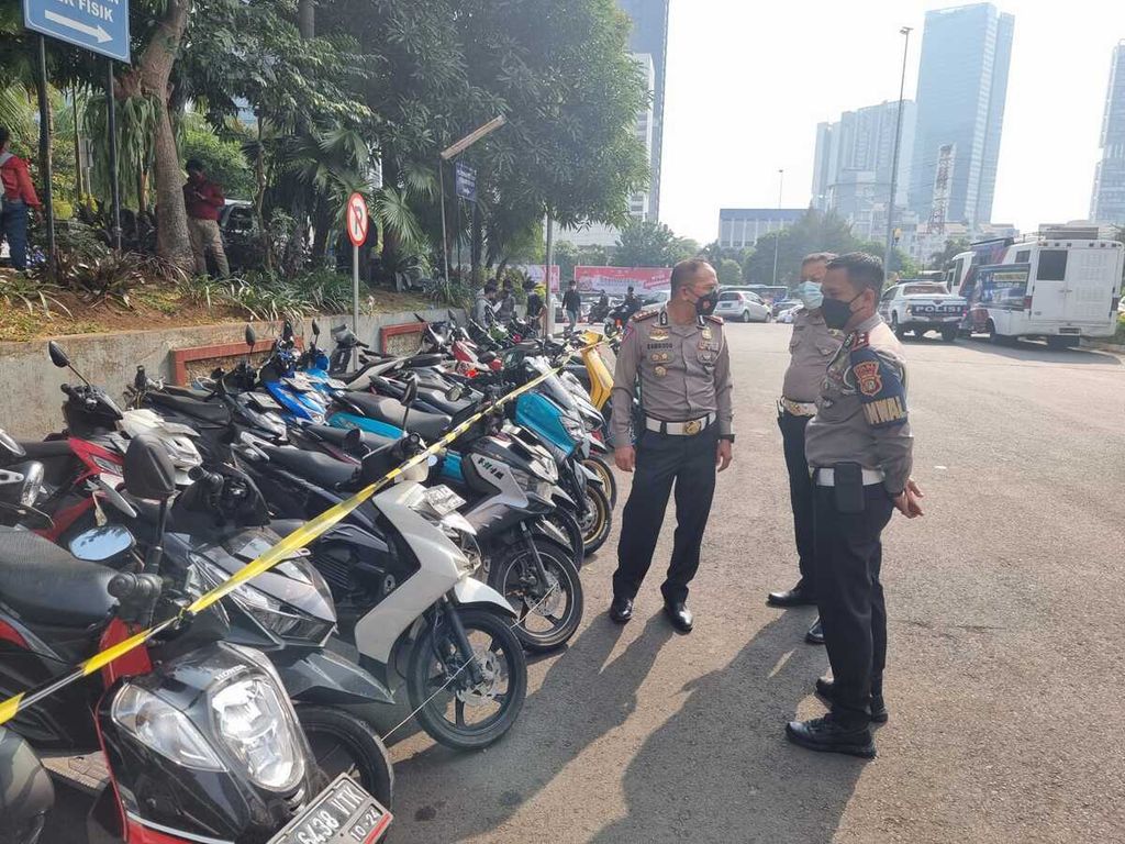 Sebanyak 88 motor dirazia polisi Polda Metro Jaya dalam kegiatan penertiban dan penindakan balap liar di Jalan Tentara Pelajar, Jakarta, pada 2 September 2021.