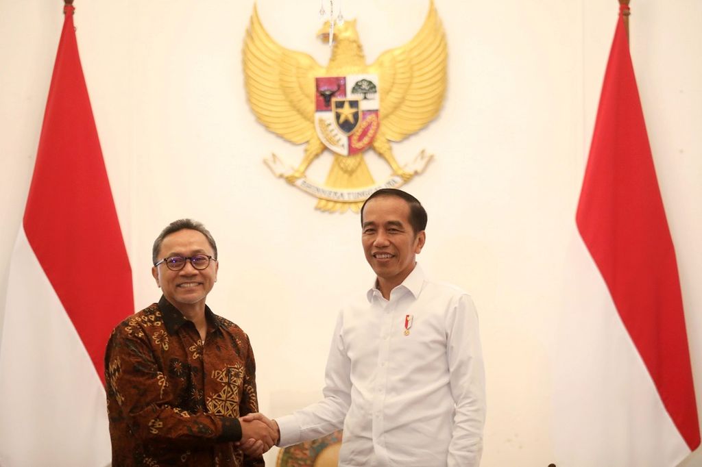 Presiden Joko Widodo bertemu Ketua Umum Partai Amanat Nasional yang juga Wakil Ketua MPR Zulkifli Hasan di Istana Merdeka, Jakarta, Senin (14/10/2019). Pertemuan tersebut membahas sejumlah hal seperti amendemen UUD 1945, kondisi ekonomi, sosial, politik, keamanan, dan penjajakan koalisi di pemerintahan.
