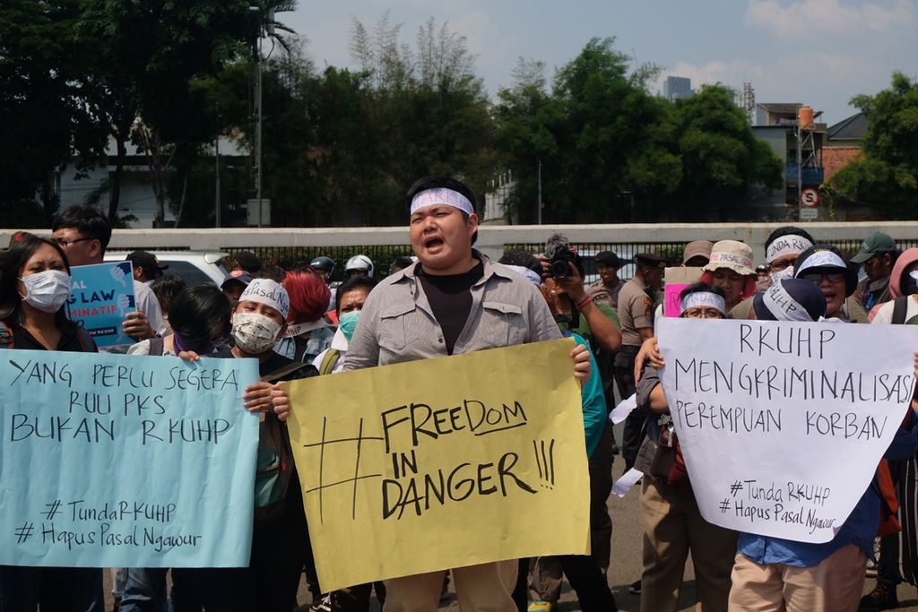 Masyarakat sipil yang tergabung dalam Aliansi Masyarakat Sipil untuk Demokrasi berunjuk rasa, Senin (16/9/2019), di depan gerbang DPR, Senayan, Jakarta. Mereka menolak pengesahan RKUHP.