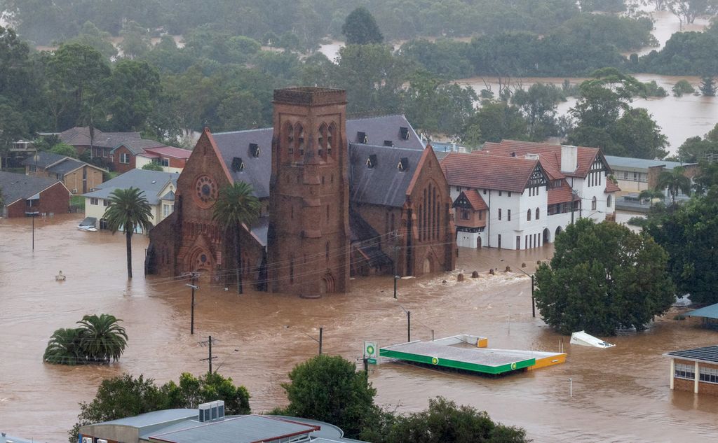 Foto yang diambil pada 28 Februari menunjukkan pemandangan dari udara sebuah gereja dan bangunan lain di sekitarnya yang terendam banjir di wilayah utara kota Lismore, Negara Bagian New South Wales, Australia, dari sebuah helikopter Angkatan Bersenjata Australia. 