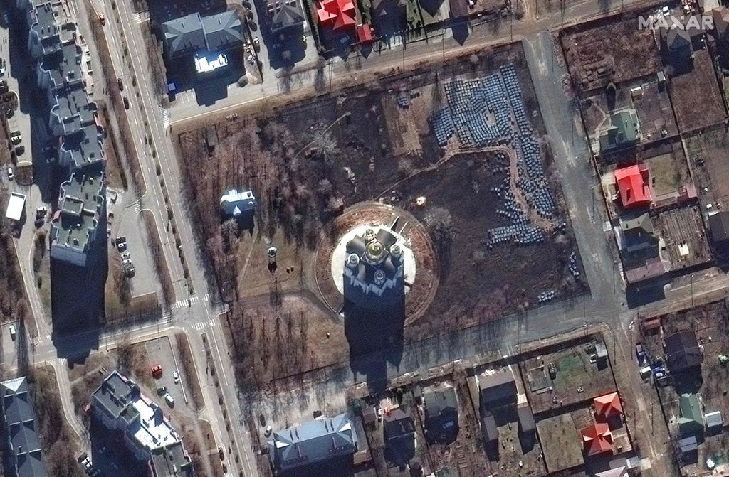 Citra satelit yang dirilis Maxar Technologies pada 4 April 2022 menunjukkan gambaran umum sebuah situs di dekat Gereja Santo Andreas di Bucha, Ukraina, 28 Februari 2022. 