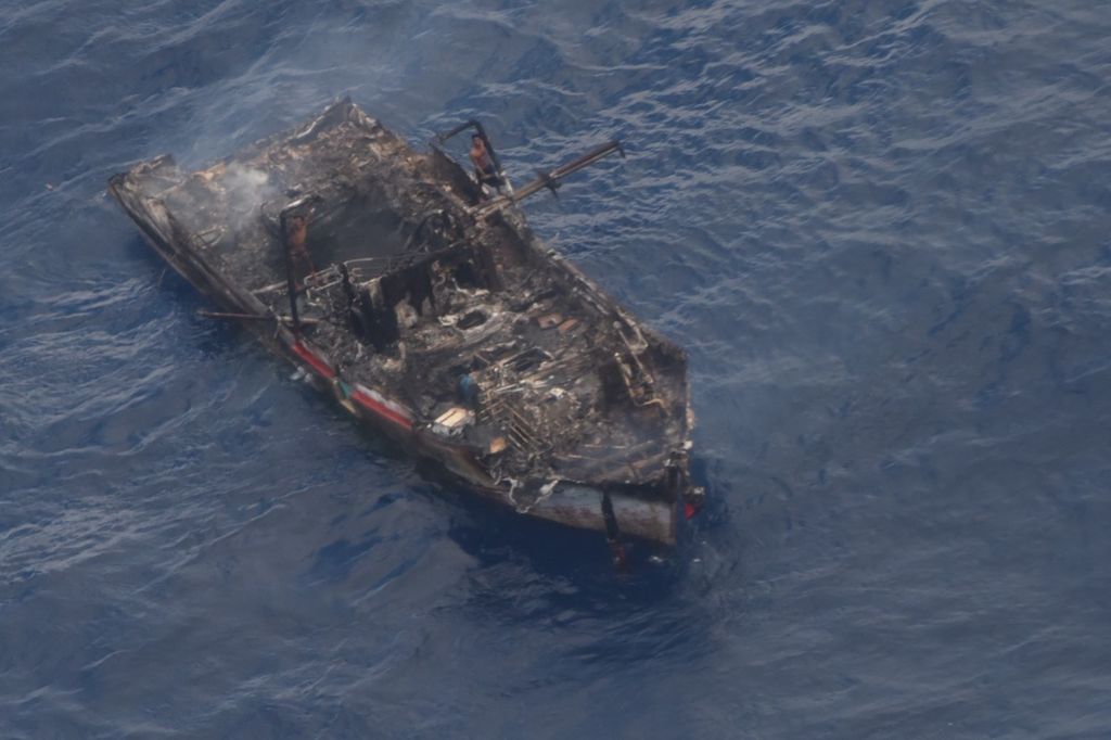 Penampakan Kapal Motor Serba Prima 8 yang terbakar di perairan Samudra Hindia, Jumat (19/5/2023). Dalam kejadian itu, dua orang selamat dan sebelas lainnya masih dalam pencarian.