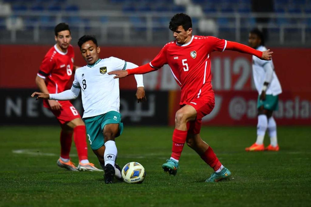 Gelandang Indonesia, Arkhan Fikri (kedua dari kiri), menekel pemain Suriah, Amer Alfayad, pada laga penyisihan Grup A di Tashkent, Uzbekistan, Sabtu (4/3/2023) malam WIB. Indonesia menang, 1-0.