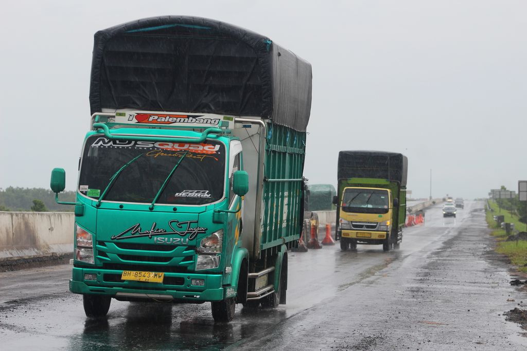 Sejumlah kendaraan dengan muatan berlebih melintas di Jalan Tol Trans-Sumatera Ruas Kayu Agung-Pematang Panggang-Terbanggi Besar Km 310, Kamis (9/12/2021). 