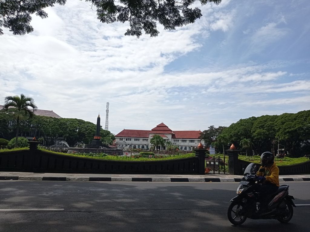 Balai Kota Malang dan Taman Tugu difoto pada Selasa (19/1/2021). 
