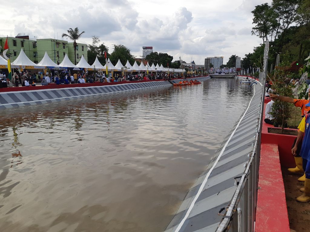 Aktivitas di jalur Sungai Sekanak-Lambidaro di Palembang, Sumatera Selatan, yang diresmikan pada Sabtu (5/2/2022). Jalur sungai sepanjang 800 meter ini menjadi obyek wisata baru warga Palembang karena di bagian sempadan sungai sudah ditata sedemikian rupa sehingga sangat menarik untuk dikunjungi.