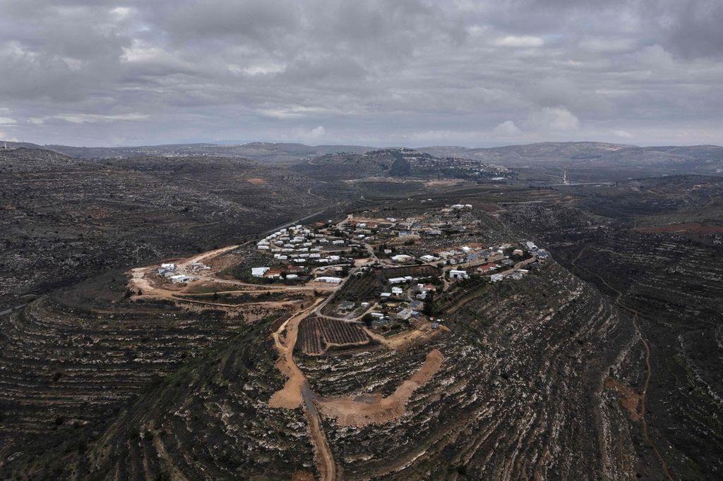 Foto dari udara, yang diambil pada 3 Februari 2023, ini memperlihatkan permukiman Israel, Givat Harel, di dekat permukiman Shilo, di wilayah pendudukan Tepi Barat, utara Ramallah. 