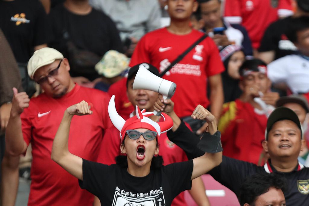 Dukungan penonton saat tuan rumah timnas Indonesia menjamu Thailand dalam pertandingan Grup A Piala AFF 2022 di Stadion Utama Gelora Bung Karno, Jakarta, Kamis (29/12/2022).