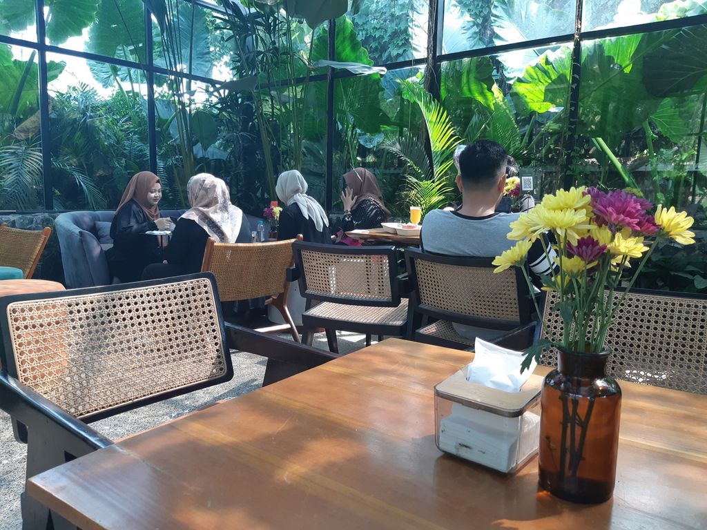 Suasana kafe Hoffmann Lane di Kota Bandar Lampung, Kamis (17/8/2023). Usaha kuliner yang menawarkan nuansa alam saat ini banyak dirintis oleh anak-anak muda di Bandar Lampung.