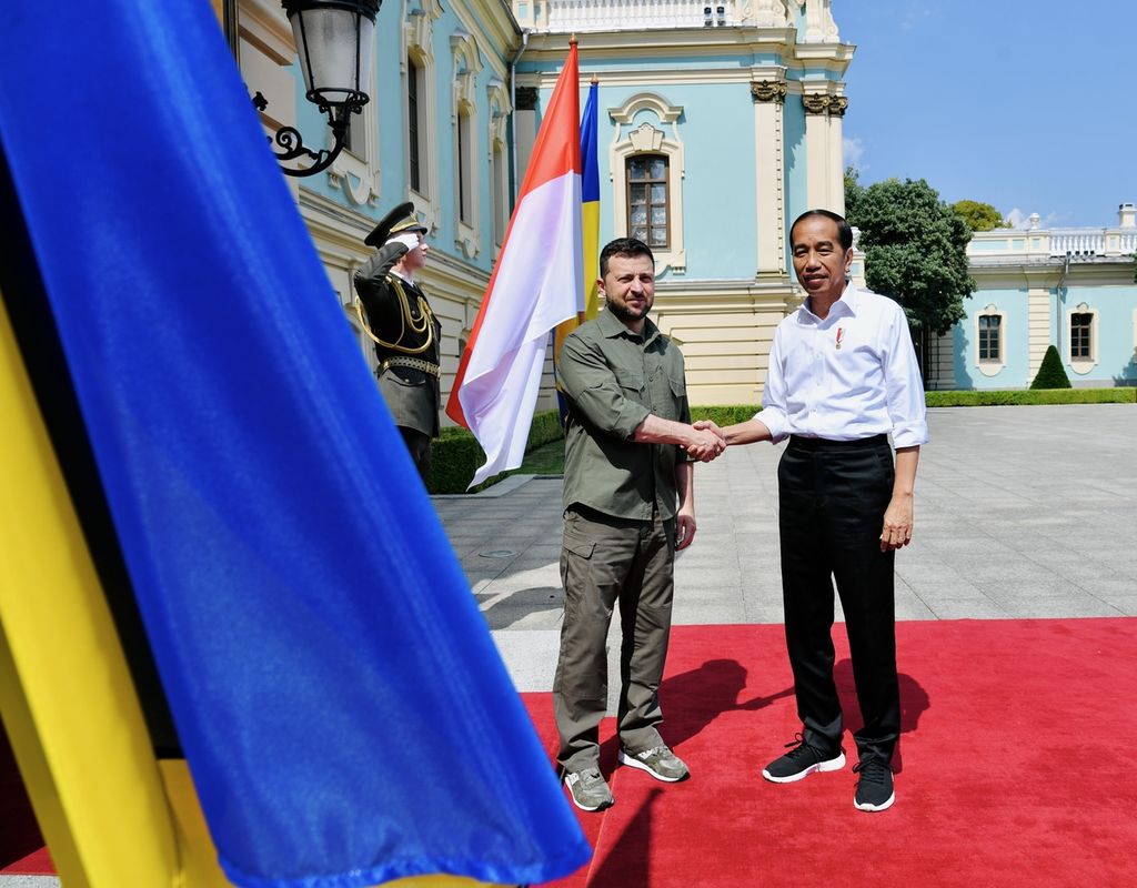 Presiden Joko Widodo berkunjung ke Ukraina dan bertemu dengan Presiden Ukraina Volodymyr Zelenskyy di Istana Maryinsky, Kyiv, Ukraina, 29 Juni 2022. 