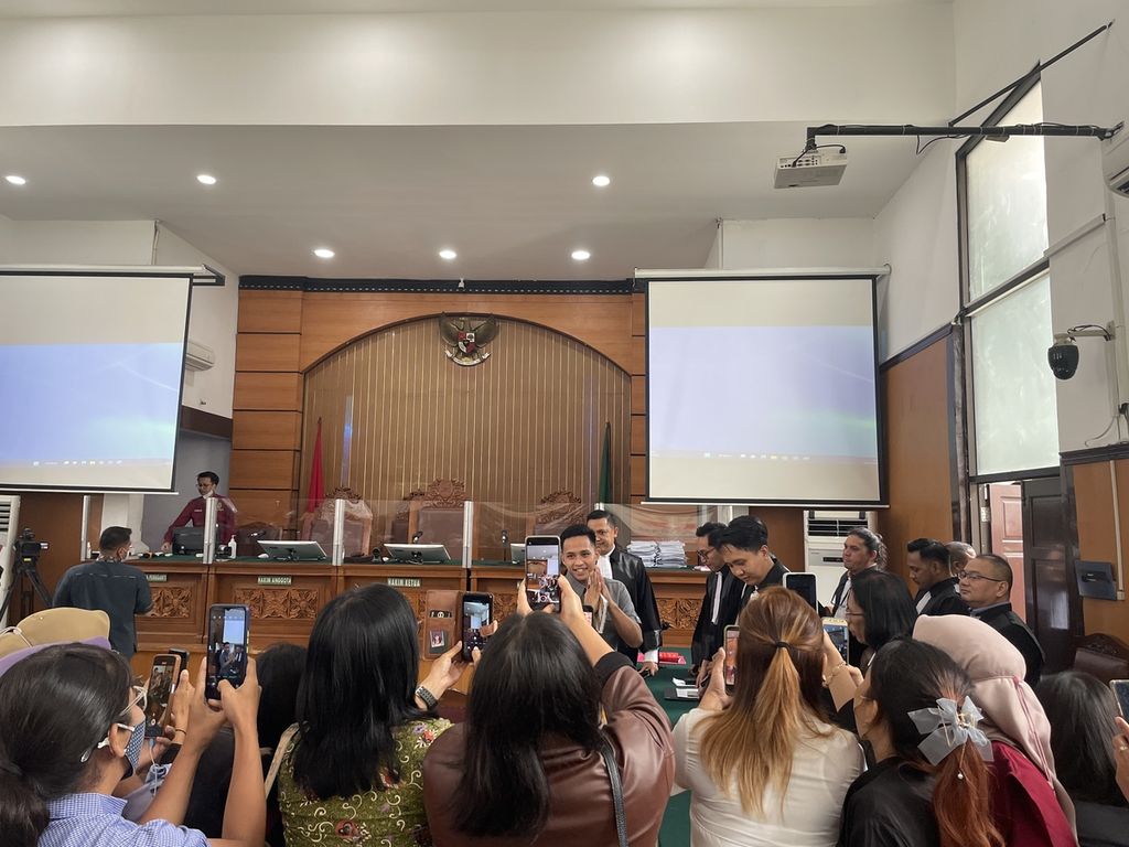Para penggemar berusaha mengambil foto Richard Eliezer Pudihang Lumiu (kiri), terdakwa pembunuhan berencana Brigadir J atau Nofriansyah Yosua Hutabarat, seusai sidang di Pengadilan Negeri Jakarta Selatan, Rabu (28/12/2022).