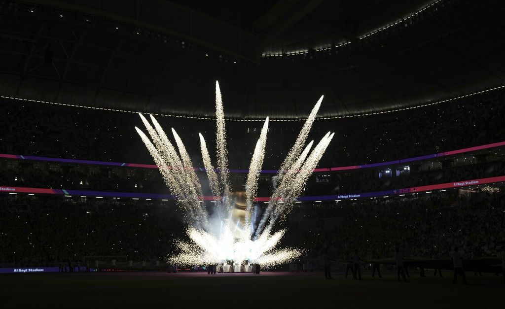 Kembang api menyemarakkan upacara pembukaan Piala Dunia 2022 di Stadion Al Bayt di Al Khor, Qatar, Minggu (20/11/2022). Qatar menjawab semua kritik dengan menampilkan upacara pembukaan yang bisa menghibur puluhan ribu penonton yang hadir di Al Bayt.