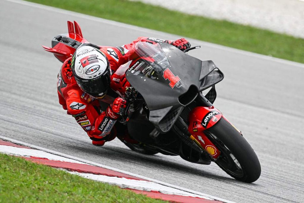 Pebalap Ducati Lenovo, Francesco Bagnaia, melewati tikungan saat tes pramusim MotoGP musim 2023 hari kedua di Sirkuit Sepang, Malaysia, Sabtu (11/2/2023). 