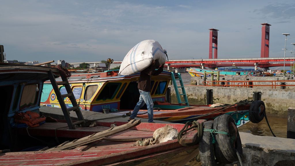 Aktivitas angkutan sungai di dermaga kapal Pasar 16 Ilir di bawah Jembatan Ampera, Kota Palembang, Sumatera Selatan, Minggu (26/3/2023). Puluhan kapal bersandar di dermaga tersebut untuk mengangkut sejumlah kebutuhan pokok bagi masyarakat perairan. 