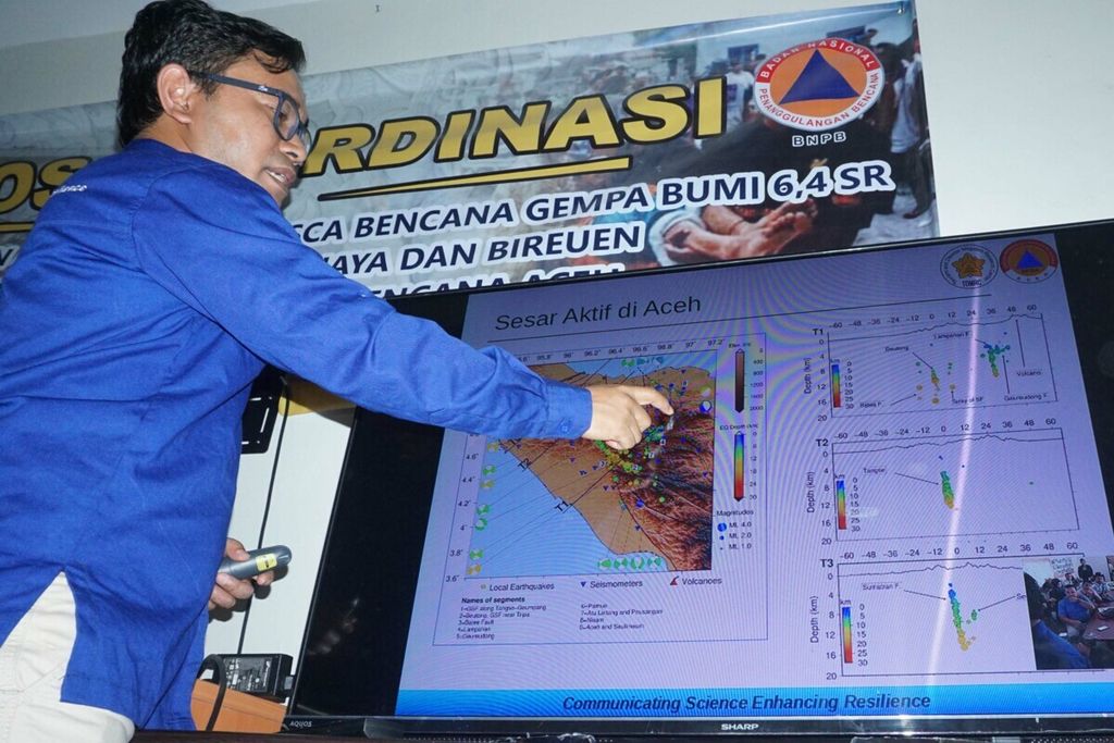 Peneliti kebencanaan dari Universitas Syiah Kuala Muksin Umar menjelaskan potensi gempa Aceh, Rabu (2/1/2019), di Banda Aceh.