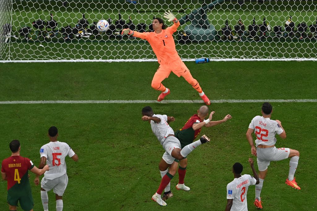 Bek Portugal Pepe mencetak gol kedua timnya saat pertandingan sepak bola babak 16 besar Piala Dunia Qatar 2022 antara Portugal dan Swiss di Stadion Lusail di Lusail, utara Doha, Rabu (7/12/2022) dini hari WIB. 