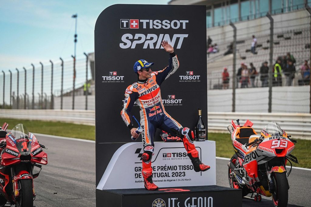 Selebrasi pebalap Honda Marc Marquez yang meraih posisi ketiga balapan sprint MotoGP perdana pada seri Portugal di Sirkuit Internasional Algarve, Portimao, Portugal, Sabtu (25/3/2023) waktu setempat atau Minggu (26/3/2023) dini hari WIB. 