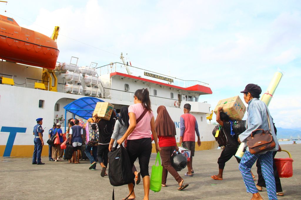 Pemudik menaiki Kapal Motor Sabuk Nusantara 87 di Pelabuhan Yos Sudarso, Ambon, Maluku, Rabu (18/12/2019). Kapal itu akan singgah di 19 pelabuhan di Maluku selama enam hari.