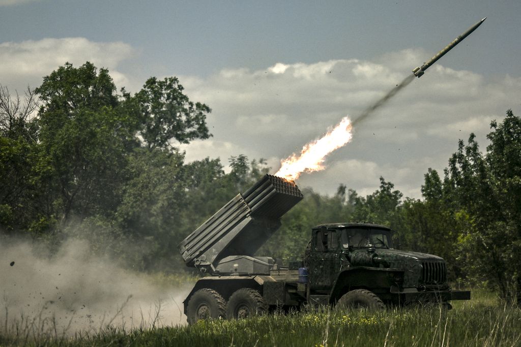 Militer Ukraina meluncurkan roket permukaan ke permukaan (MLRS) ke lokasi yang menjadi basis militer Rusia di wilayah Donbas, 7 Juni 2022. 