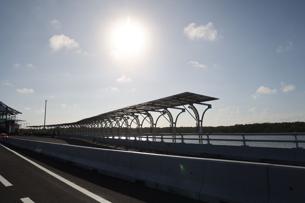 Panel surya dipasang di sejumlah titik di Jalan Tol Bali Mandara di Denpasar, Selasa (5/7/2022).