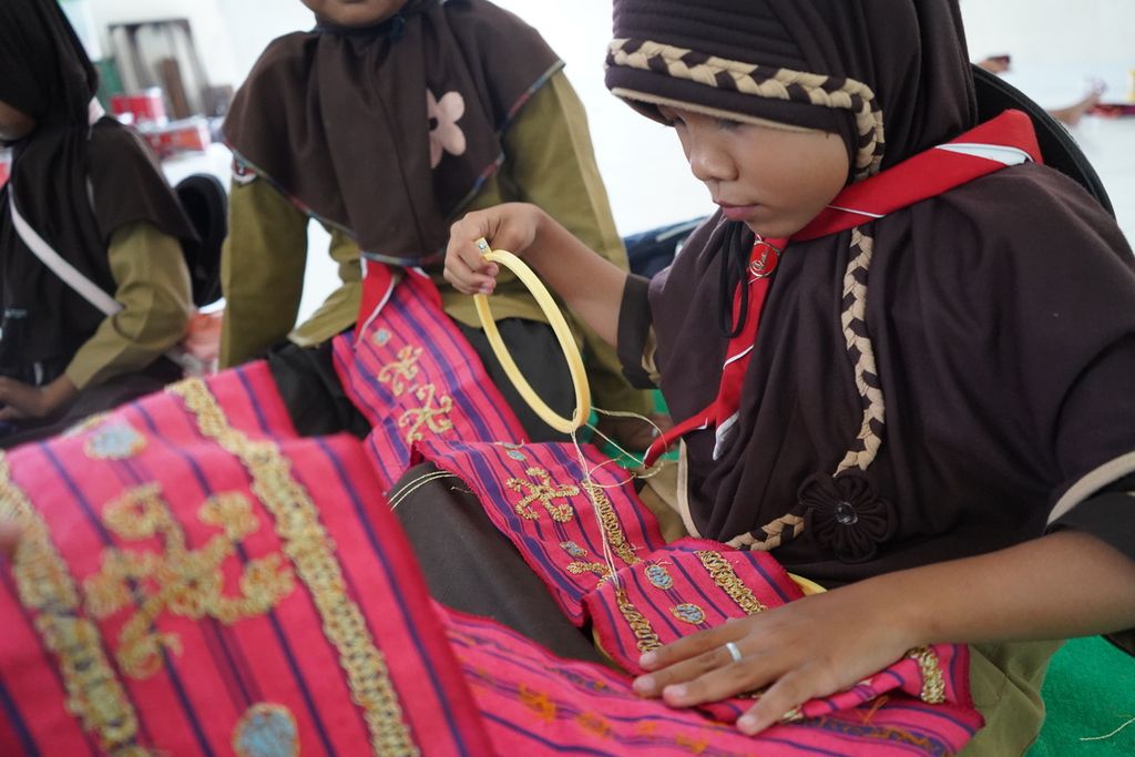 Para siswa SDN 2 Kertosari, Kecamatan Tanjung Sari, Kabupaten Lampung Selatan, Lampung, membuat tapis sebagai salah satu kegiatan ekstrakulikuler di sekolah, pada Sabtu (26/11/2022). Kegiatan itu merupakan salah satu upaya pelestarian tapi.