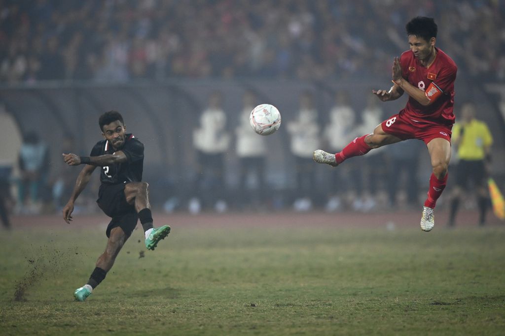 Pesepak bola Indonesia Yakob Sayuri (kiri) menendang bola ke arah gawang Vietnam pada pertandingan laga kedua semifinal Piala AFF 2022 di Stadion Nasional My Dinh, Hanoi, Vietnam, Senin (9/1/2023). Indonesia kalah 0-2 dan gagal lolos ke babak final. 