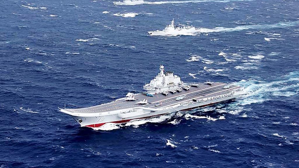 Kapal China Liaoning, didampingi sejumlah kapal lain, berpatroli di Laut China Selatan pada Desember 2016. China kini punya dua kapal induk, ratusan kapal perang dan kapal selam, serta ribuan pesawat militer. Sebagian aset militer China dikerahkan dalam latihan 4-6 Agustus 2022 di sekitar Taiwan. Latihan itu praktis memblokade Taiwan.
