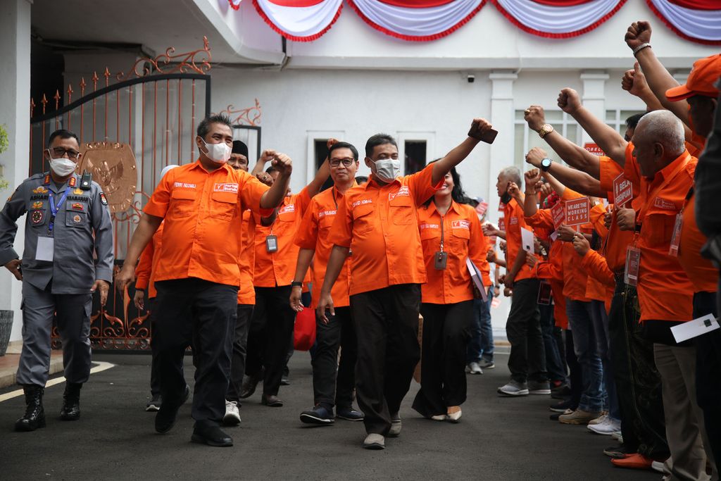 Presiden Partai Buruh Said Iqbal bersama jajaran pengurus Partai Buruh tiba di Gedung KPU untuk mendaftarkan menjadi calon peserta Pemilu 2024 di Kantor KPU, Jakarta, Jumat (12/8/2022). 