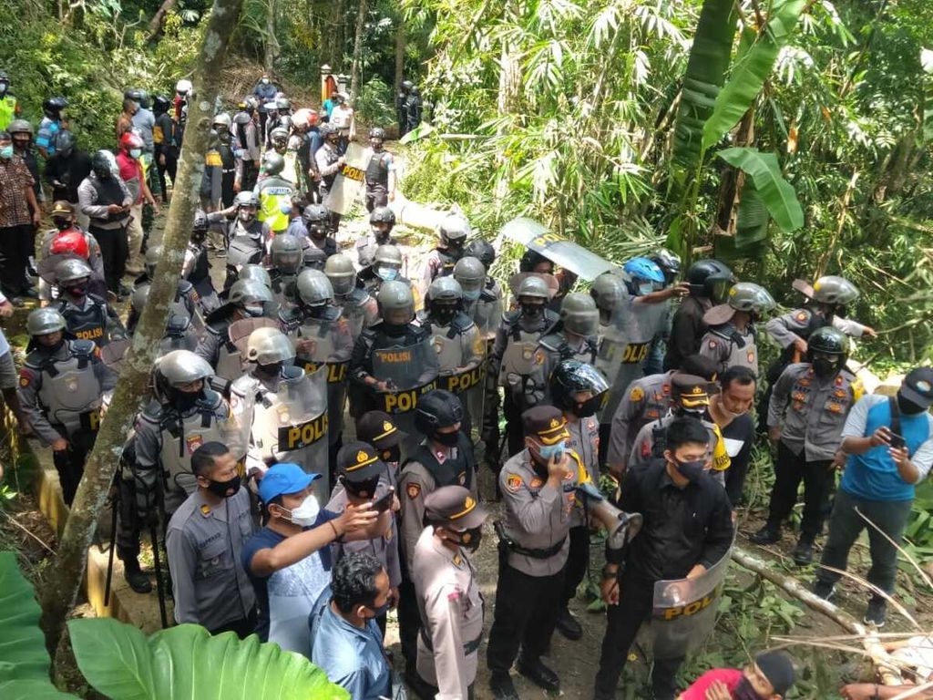 Jajaran Polres Purworejo mengimbau warga Desa Wadas untuk membubarkan aksinya, di Desa Wadas, Kecamatan Bener, Kabupaten Purworejo, Jawa Tengah, Jumat (24/4/2021).