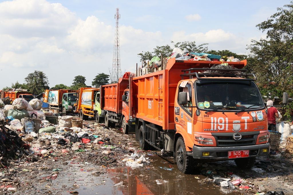 Deretan truk sampah dari segala penjuru Jakarta sedang mengantri membuang muatannya di TPA Bantar Gebang pada Selasa (26/04/2022).