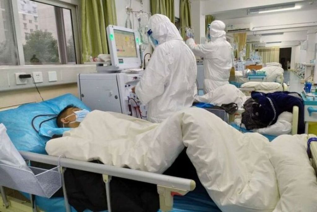 Pasien Covid-19 sedang dirawat di salah satu rumah sakit di Kupang, Kamis (7/1/2021). Pasien Covid-19 butuh oksigen untuk membantu pernapasan.
