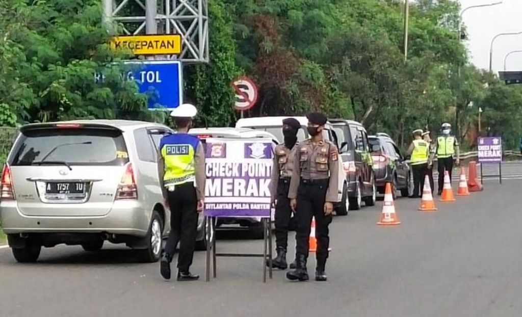 Kepolisian Daerah Banten mengatur arus kendaraan di Jalan Tol Tangerang-Merak untuk antisipasi kemacetan.