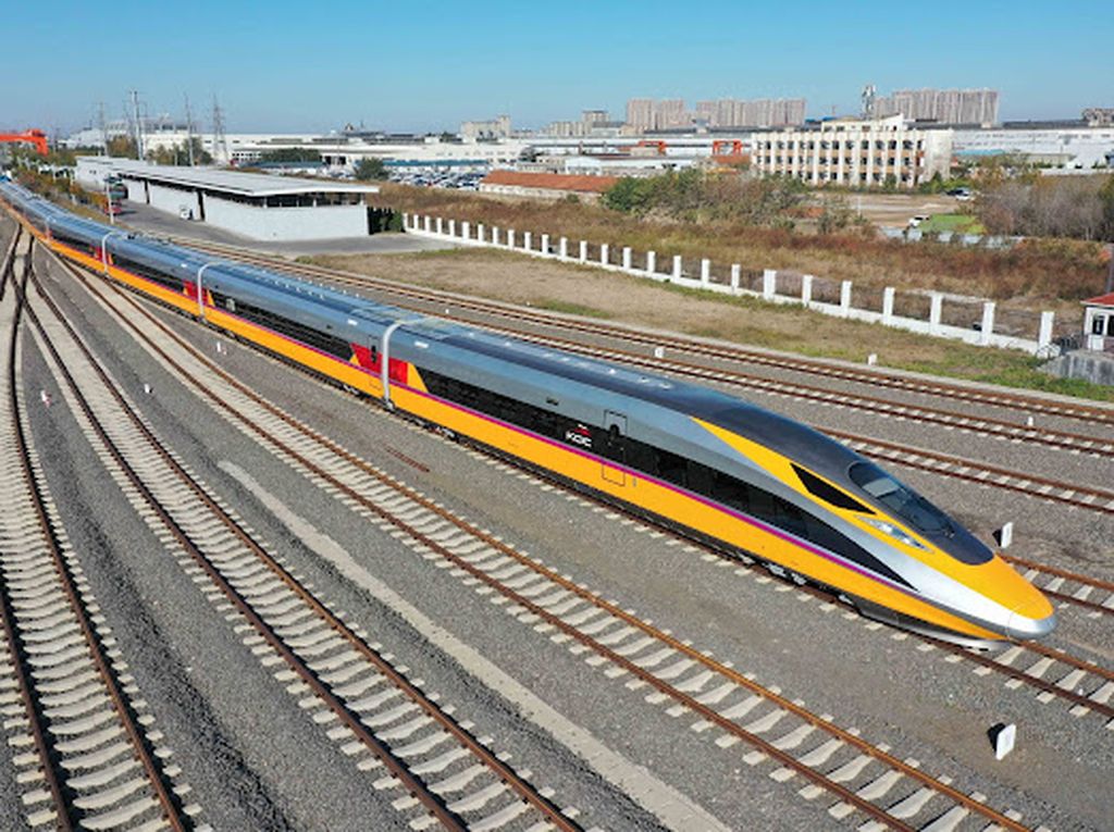 Rangkaian <i>electric multiple unit</i> (EMU) atau kereta api cepat Jakarta-Bandung (KCJB) mulai dikirim dari China ke Indonesia, Jumat (5/8/2022). Kedatangannya akan diuji tes dinamis menjelang Presidensi G20. 