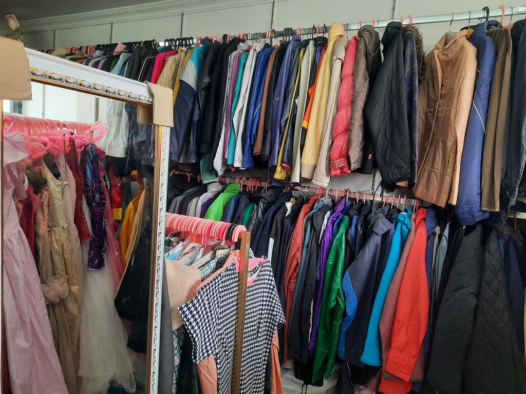 Baju-baju bekas impor milik Roy Tivana (36) di Metro Pasar Baru Lantai 2, Jakarta, Senin (20/3/2023). Sebagai pedagang, ia menolak kebijakan pemerintah yang akan memusnahkan pakaian impor bekas.
